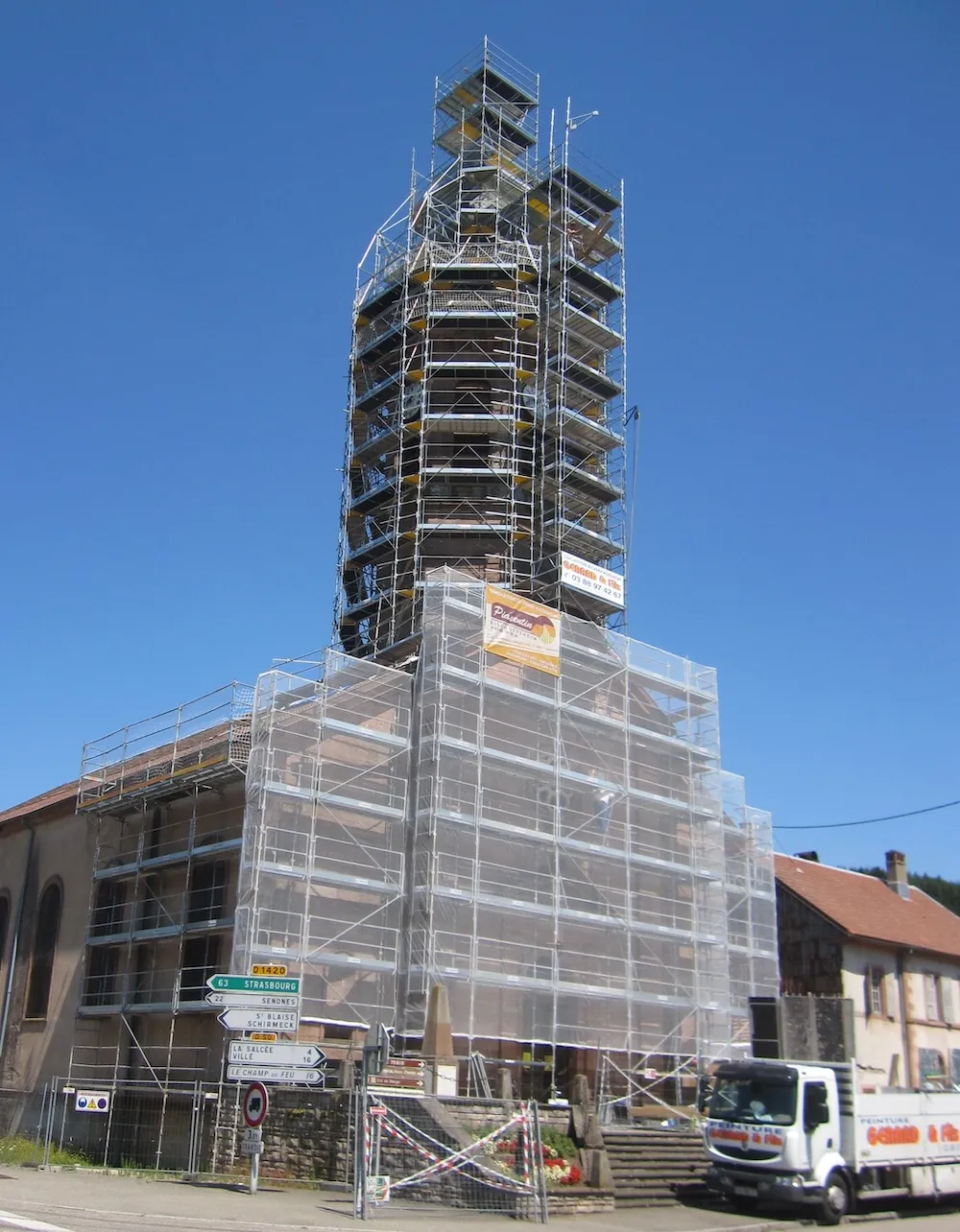 Clocher de l'église de Bourg-Bruche entièrement échafaudé