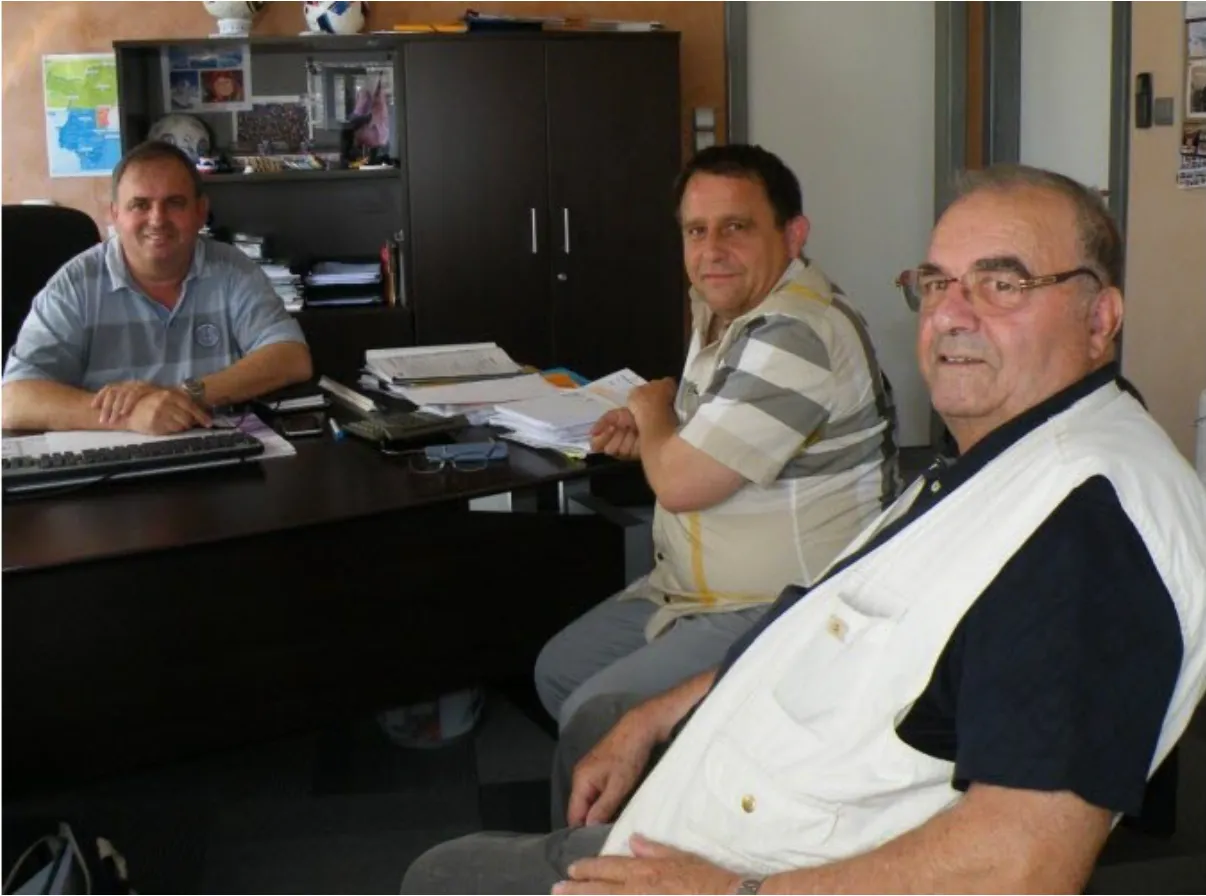 Philippe et Daniel Gérard avec leur père Henri, dans les bureaux de l'entreprise